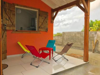 Maison de 2 chambres avec vue sur la mer jacuzzi et jardin clos a Petit Canal a 8 km de la plage - image 3