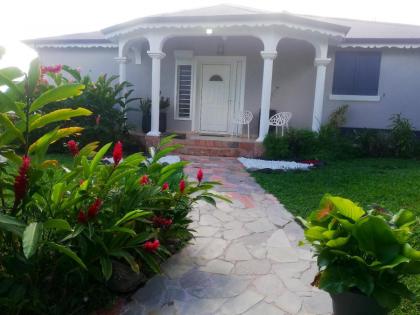 Maison de 4 chambres avec vue sur la mer jacuzzi et jardin clos a Sainte Rose a 5 km de la plage 