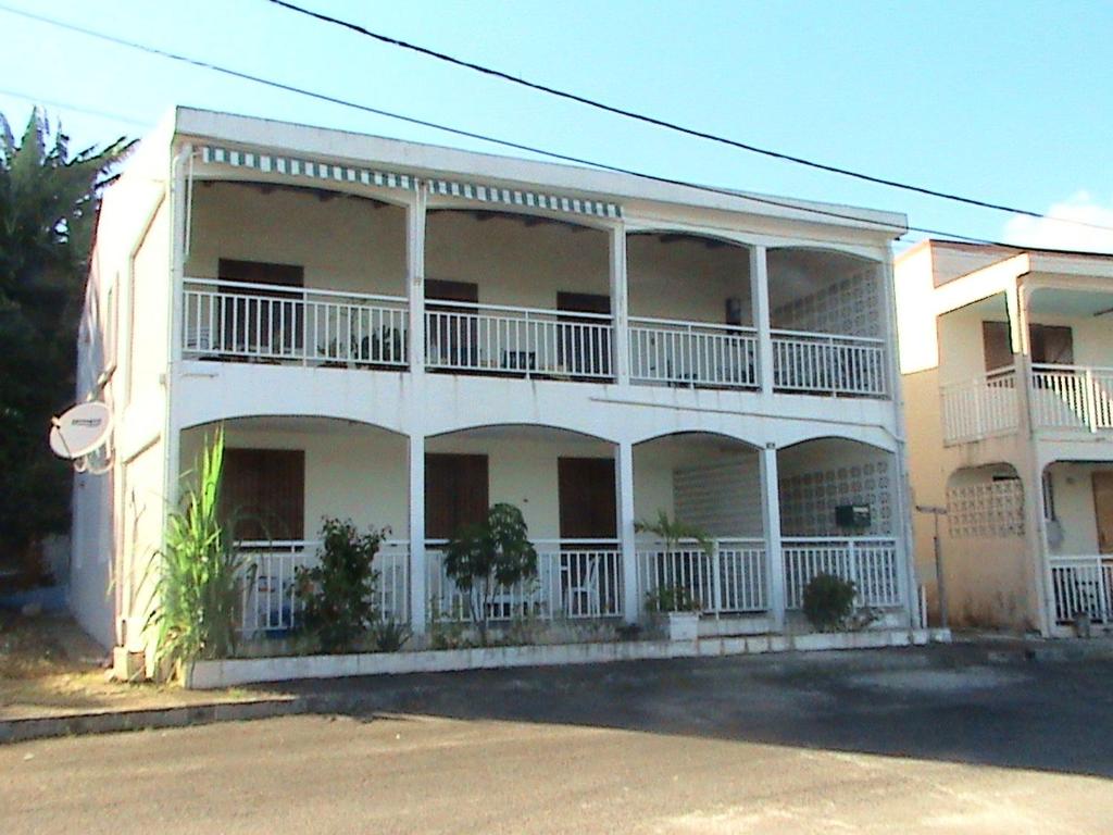 Maison de 2 chambres avec vue sur la mer terrasse amenagee et wifi a Petit Bourg a 3 km de la plage - image 3