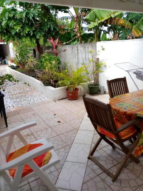 Maison de 2 chambres avec jardin clos et wifi a Le Moule a 2 km de la plage - image 3