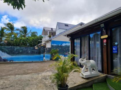 Bungalow de 2 chambres avec piscine partagee jacuzzi et jardin clos a Le Moule - image 3