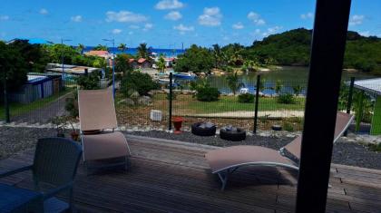 Bungalow de 2 chambres avec vue sur la mer jardin clos et wifi a Anse Bertrand - image 11