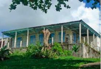 Bungalow de 2 chambres avec vue sur la mer jardin clos et wifi a Anse Bertrand - image 12