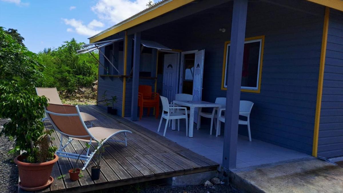 Bungalow de 2 chambres avec vue sur la mer jardin clos et wifi a Anse Bertrand - image 2