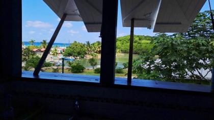 Bungalow de 2 chambres avec vue sur la mer jardin clos et wifi a Anse Bertrand - image 8