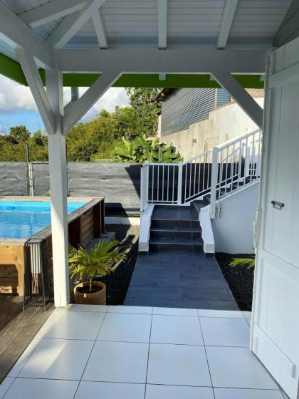 Maison de 2 chambres avec piscine privee terrasse amenagee et wifi a Le Gosier a 1 km de la plage