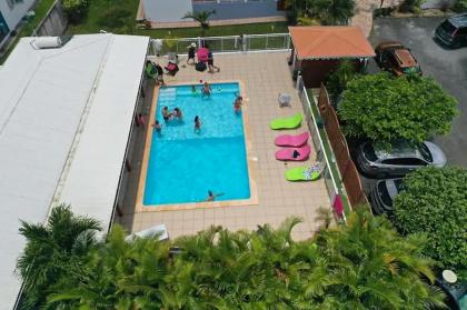 Maison de 2 chambres avec piscine partagee spa et jardin clos a Le Moule a 7 km de la plage - image 11