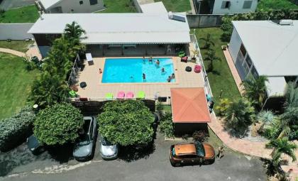 Maison de 2 chambres avec piscine partagee spa et jardin clos a Le Moule a 7 km de la plage - image 6